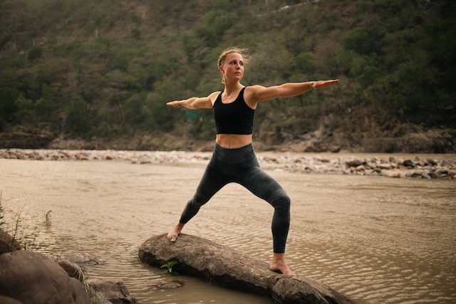 MUJER HACIENDO YOGA EN EL RIO