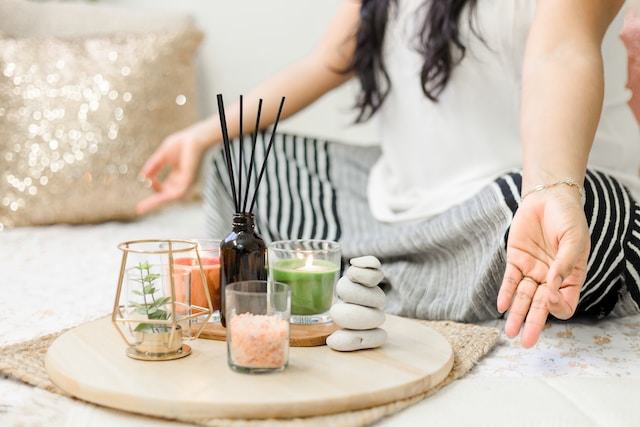 MUJER REALIZANDO MEDITACIÓN